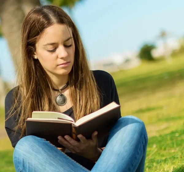 woman-reading-book-in-park2.jpg